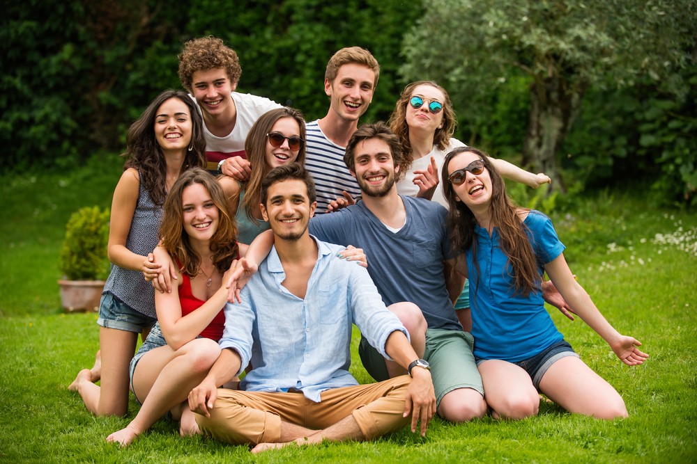 découvrez comment capturer la photo de groupe parfaite avec des conseils sur la composition, l'éclairage et les poses pour immortaliser vos moments inoubliables entre amis et famille.