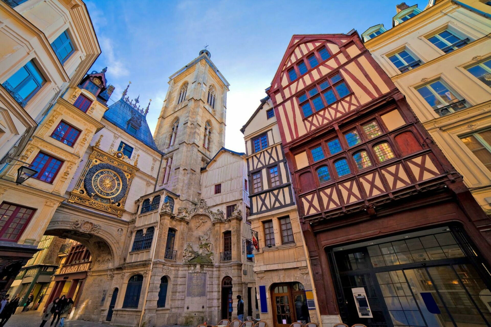 découvrez rouen, une ville riche en histoire et en culture. explorez ses attractions emblématiques, de la majestueuse cathédrale aux charmantes ruelles médiévales, et plongez dans le passé fascinant de la normandie.