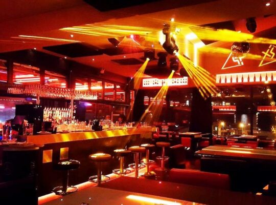 découvrez les meilleurs bars de rencontres à grenoble où vos soirées se transforment en moments inoubliables. rencontrez de nouvelles personnes dans une ambiance conviviale et chaleureuse.