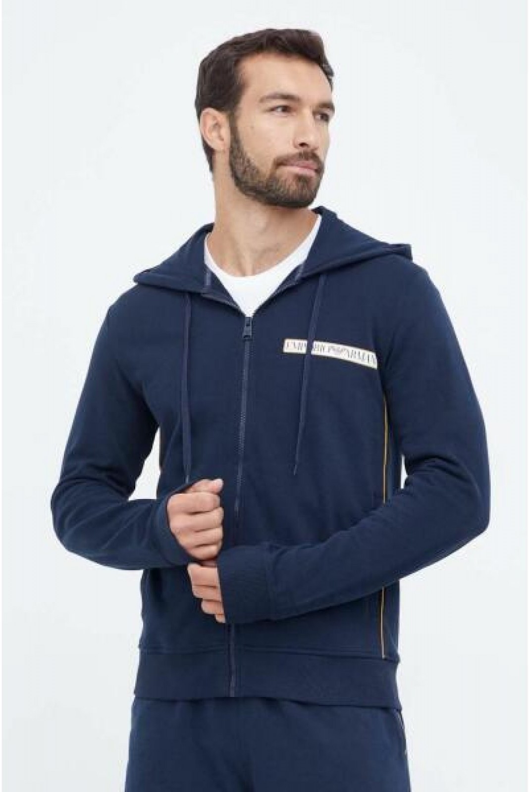 découvrez notre sélection de produits armani abordables qui allient qualité et style. offrez-vous le luxe sans vous ruiner, avec des pièces élégantes qui reflètent l'excellence de la marque. profitez de nos offres spéciales et embellissez votre garde-robe avec armani.