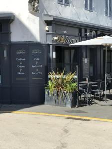 découvrez le restaurant atlantique à vannes, où la cuisine locale rencontre une ambiance chaleureuse. profitez de nos plats frais et savoureux tout en admirant la vue imprenable sur le golfe du morbihan. réservez votre table dès maintenant pour une expérience culinaire inoubliable !
