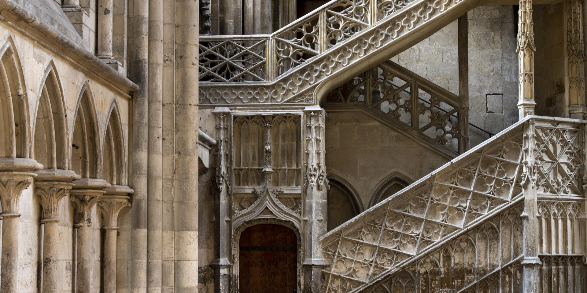 découvrez l'histoire fascinante de rouen, une ville riche en patrimoine, et explorez ses attractions emblématiques, des ruelles médiévales aux monuments historiques, en passant par ses musées captivants. plongez dans l'âme de normandie!
